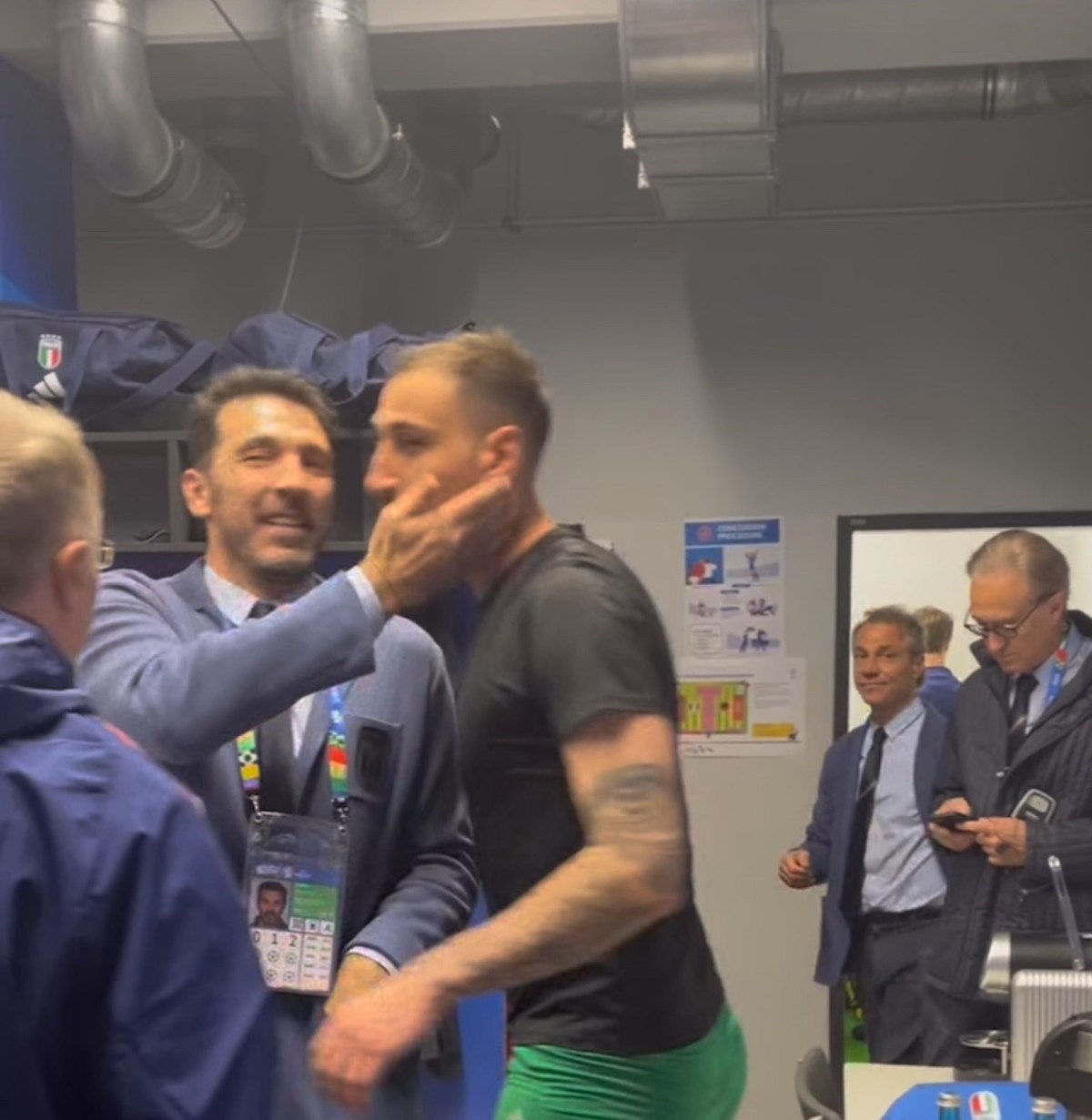 L’abbraccio tra Donnarumma e&nbsp;Buffon!